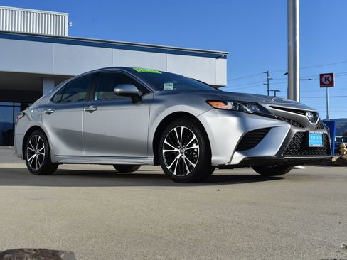 Used 2019 Toyota Camry SE image 3