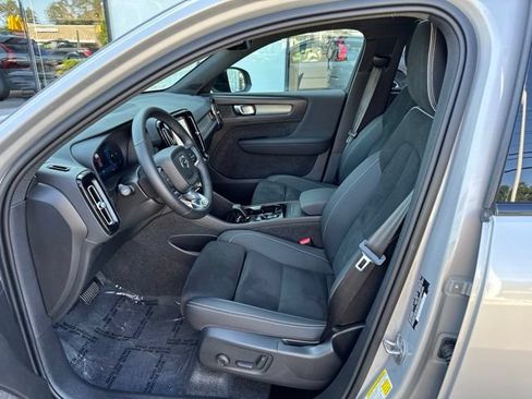 Certified 2025 Volvo XC40 B5 Plus AWD/4WD image 20