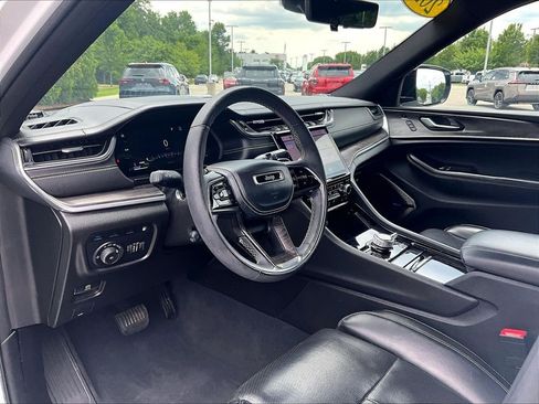 Used 2023 Jeep Grand Cherokee Overland w/ Luxury Tech Group IV AWD/4WD image 8