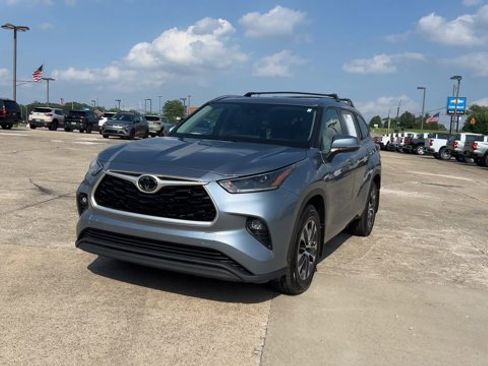 Used 2021 Toyota Highlander XLE AWD/4WD image 4
