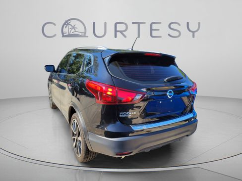 Used 2018 Nissan Rogue Sport SL FWD image 2