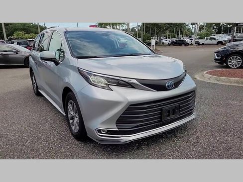 Used 2023 Toyota Sienna XLE image 39