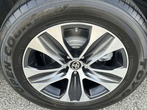 Used 2024 Toyota Highlander XLE image 11