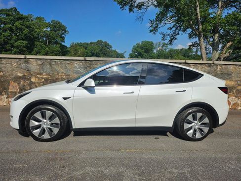 Used 2023 Tesla Model Y AWD image 8