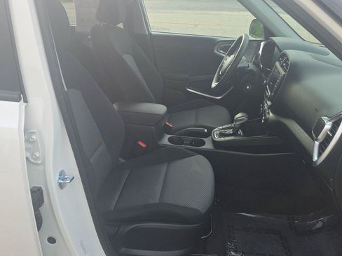 Used 2025 Kia Soul LX FWD image 13