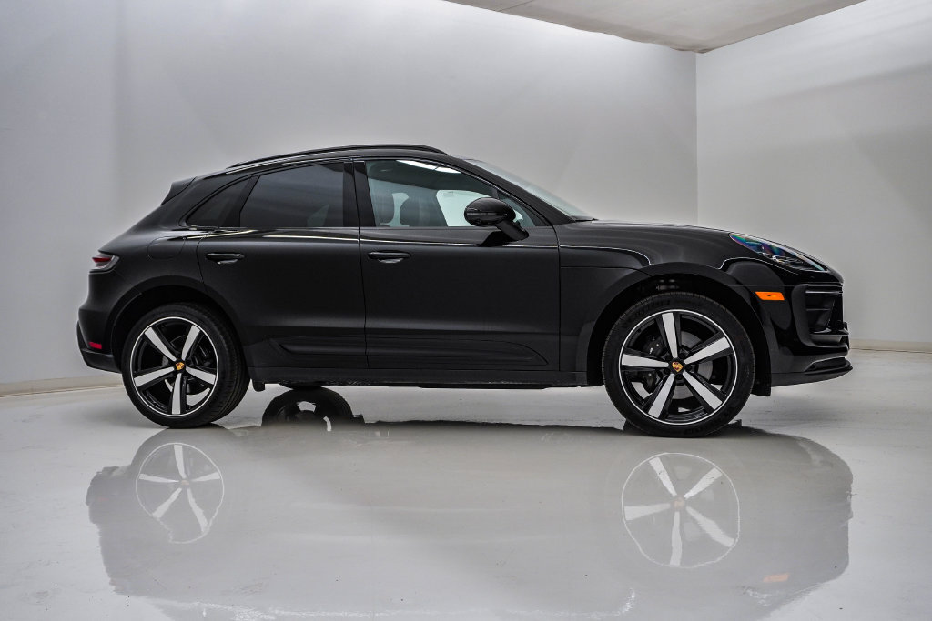Certified 2026 Porsche Macan AWD/4WD image 9