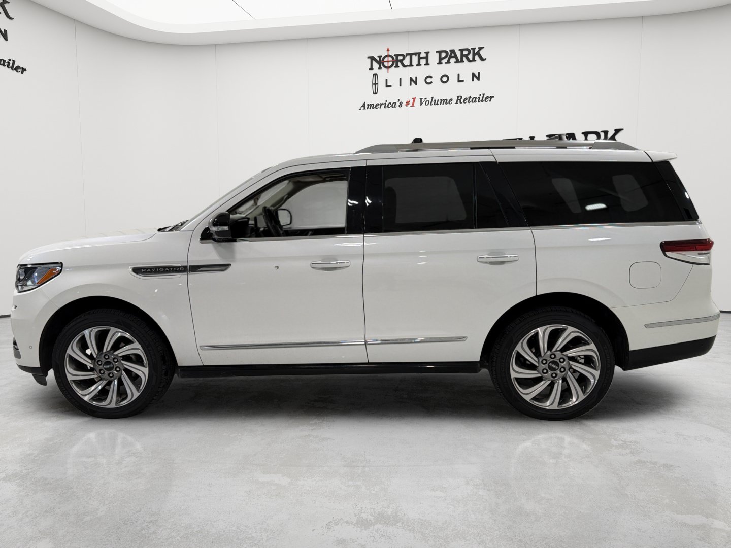 Used 2023 Lincoln Navigator Reserve AWD/4WD image 2
