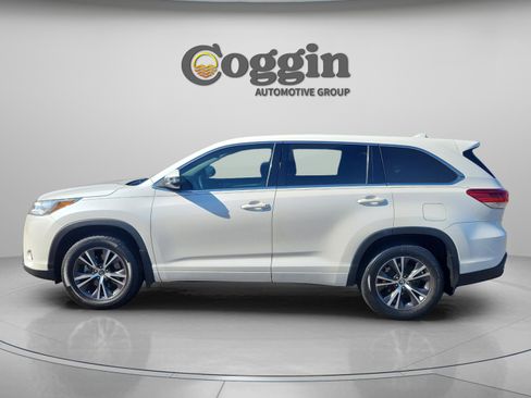 Used 2017 Toyota Highlander LE image 3
