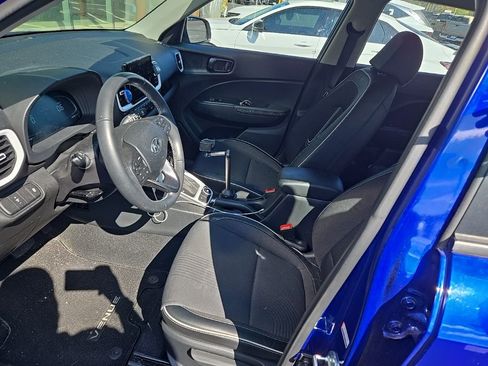 Used 2023 Hyundai Venue Limited FWD image 17
