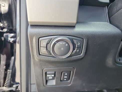 Used 2019 Ford F150 Lariat w/ Trailer Tow Package RWD image 14