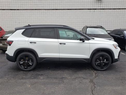 New 2025 Volkswagen Taos SE image 2