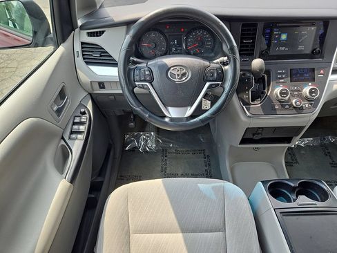 Used 2017 Toyota Sienna LE FWD image 16
