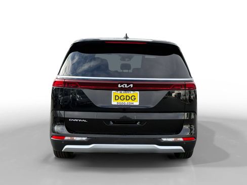 Used 2024 Kia Carnival LX image 4