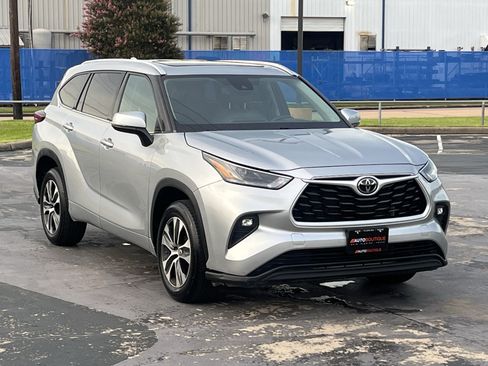 Used 2022 Toyota Highlander XLE FWD image 3