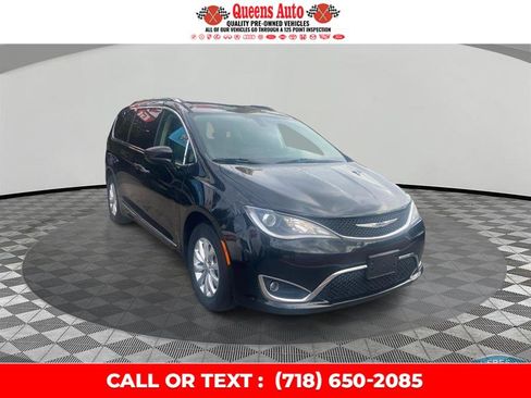 Used 2019 Chrysler Pacifica Touring-L image 1