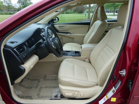 Used 2017 Toyota Camry XLE w/ Moonroof Package FWD image 9