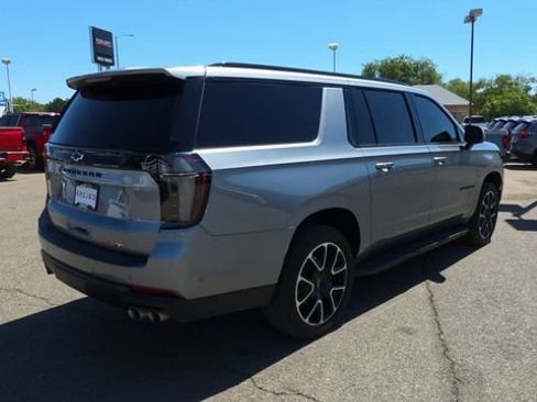 Used 2025 Chevrolet Suburban RST w/ RST Capability Package AWD/4WD image 9