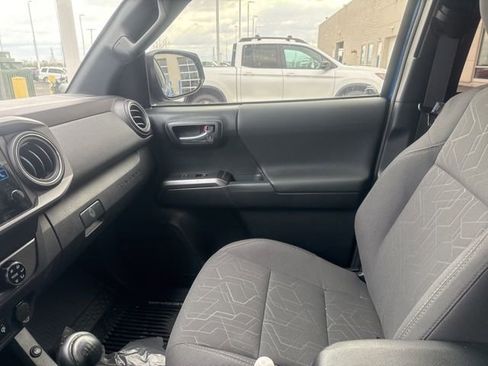 Used 2018 Toyota Tacoma TRD Off-Road w/ Technology Package image 9