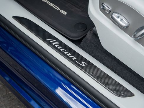 Certified 2022 Porsche Macan S AWD/4WD image 23