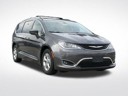 Used 2018 Chrysler Pacifica Touring-L image 1
