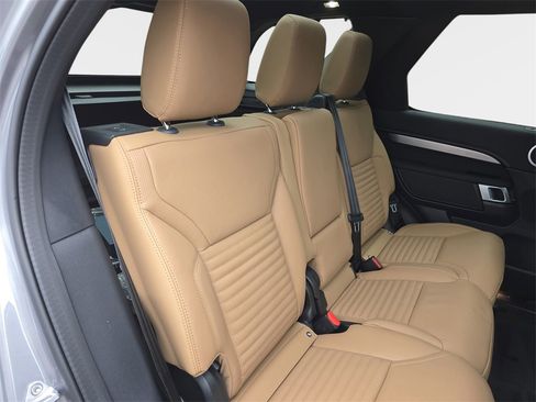 New 2026 Land Rover Discovery Dynamic SE image 12