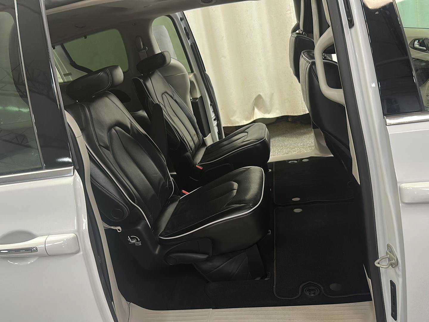 Certified 2023 Chrysler Pacifica Limited FWD image 32
