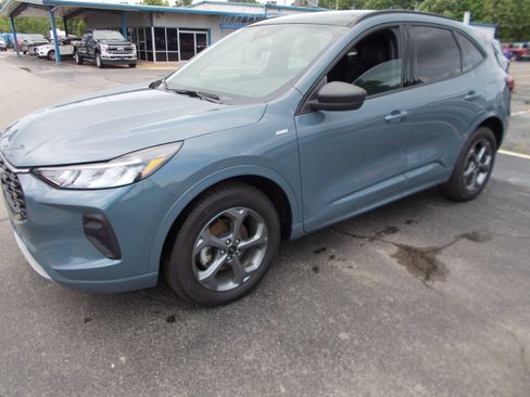 Used 2023 Ford Escape ST-Line w/ Tech Pack #1 AWD/4WD image 7