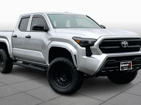 Used 2025 Toyota Tacoma SR image 2