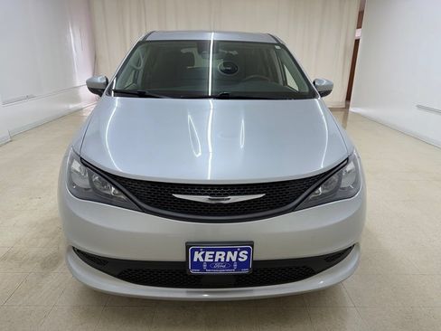 Used 2023 Chrysler Voyager LX FWD image 9