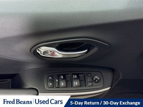 Used 2019 Jeep Cherokee Latitude Plus w/ Cold Weather Group AWD/4WD image 18
