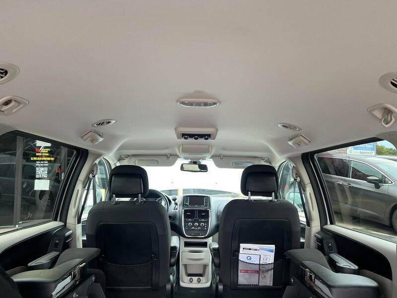 Used 2018 Dodge Grand Caravan SE w/ UConnect Hands-Free Group FWD image 35