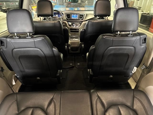 Used 2020 Chrysler Pacifica Touring-L FWD image 14