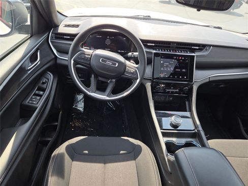 Certified 2024 Jeep Grand Cherokee Laredo X image 20