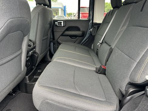 Used 2025 Jeep Wrangler Unlimited Sahara AWD/4WD image 21