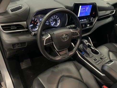 Used 2023 Toyota Highlander XLE AWD/4WD image 13