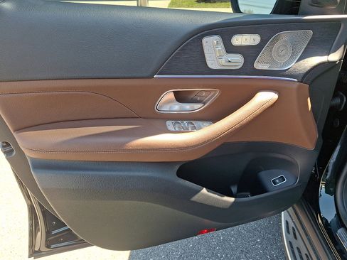 Used 2025 Mercedes-Benz GLS 450 4MATIC image 12