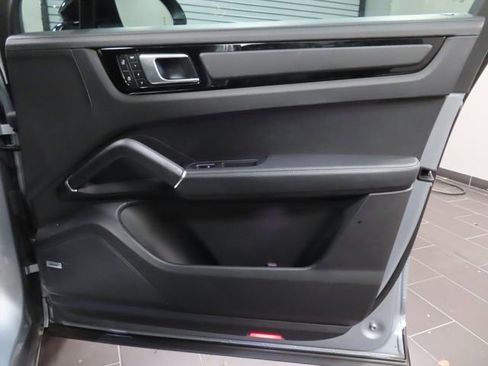 Used 2022 Porsche Cayenne S AWD/4WD image 12