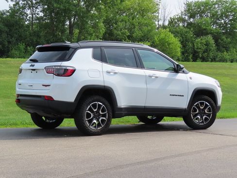 Used 2025 Jeep Compass Trailhawk AWD/4WD image 3