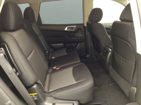 Used 2017 Nissan Pathfinder SV FWD image 19