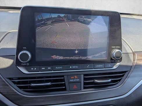 Used 2024 Nissan Altima 2.5 SV FWD image 14