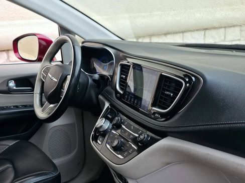 Used 2018 Chrysler Pacifica Limited FWD image 18