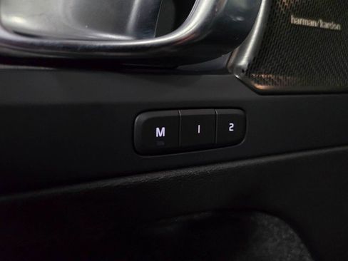 Used 2023 Volvo XC40 B5 Ultimate image 32