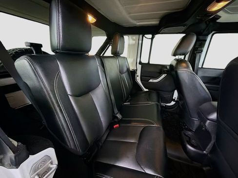 Used 2015 Jeep Wrangler Unlimited Rubicon w/ Connectivity Group AWD/4WD image 25