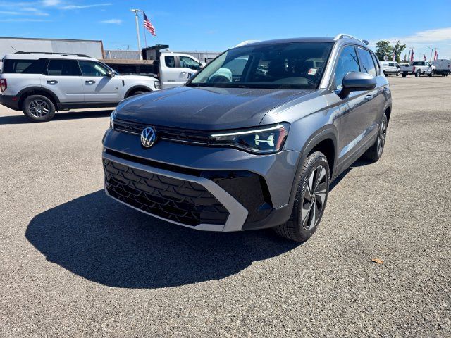 Used 2025 Volkswagen Taos SE AWD/4WD image 8