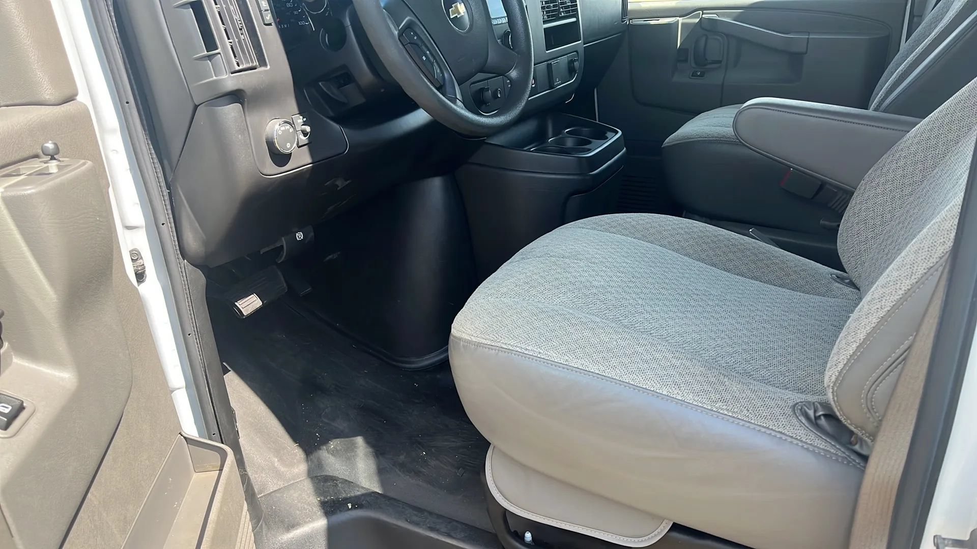 Used 2022 Chevrolet Express 2500 w/ Driver Convenience Package RWD image 8