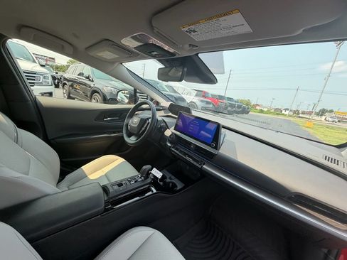 Used 2024 Toyota Prius XLE FWD image 19