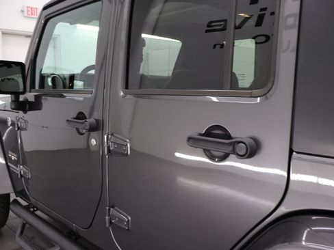 Used 2017 Jeep Wrangler Unlimited Sahara w/ Connectivity Group AWD/4WD image 28
