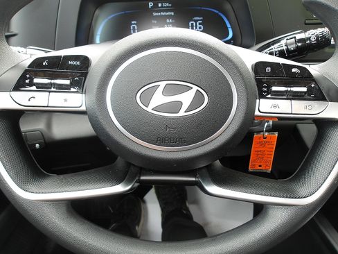 Certified 2025 Hyundai Elantra SE image 17