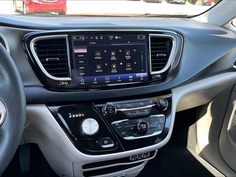 Used 2024 Chrysler Pacifica Touring-L FWD image 14