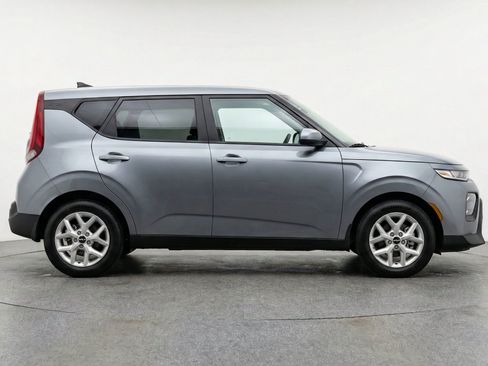 Used 2025 Kia Soul LX w/ LX Technology Package FWD image 11